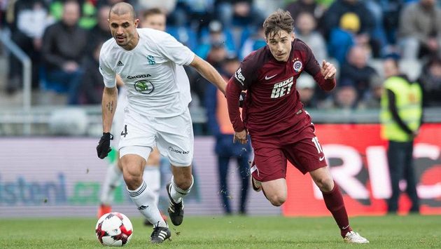 Michal Sáček ze Sparty Praha (vpravo) a Douglas Da Silva z Mladé Boleslavi. Michal Sáček ze Sparty Praha (vpravo) a Douglas Da Silva z Mladé Boleslavi.