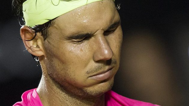 Vyčerpaný Rafael Nadal v semifinálovém duelu v Rio de Janeiru. Vyčerpaný Rafael Nadal v semifinálovém duelu v Rio de Janeiru.