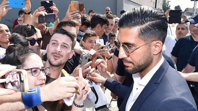 Německý fotbalista Emre Can už pózuje fanouškům Juventusu. Německý fotbalista Emre Can už pózuje fanouškům Juventusu.