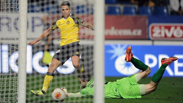 Víctor Machín ze Sevilly střílí vyrovnávací gól na 1:1 v utkání Evropské ligy s Libercem. Víctor Machín ze Sevilly střílí vyrovnávací gól na 1:1 v utkání Evropské ligy s Libercem.
