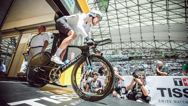 Britský cyklista Luke Rowe z předního týmu Sky si zlomil holenní i lýtkovou kost pravé nohy při raftingu. Britský cyklista Luke Rowe z předního týmu Sky si zlomil holenní i lýtkovou kost pravé nohy při raftingu.