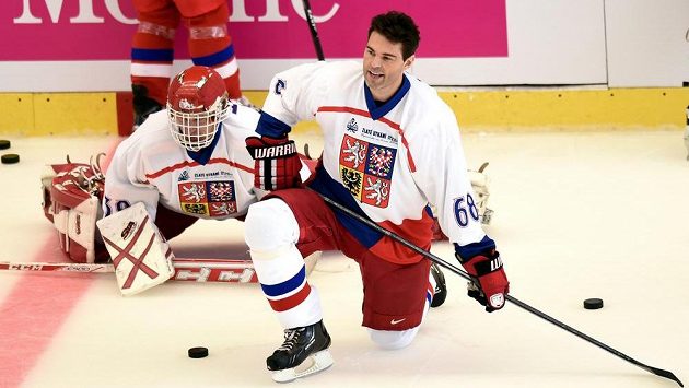 Brankář Dominik Hašek a útočník Jaromír Jágr, dva velikáni českého a světového hokeje během vzpomínkové exhibice na Ivana Hlinku v Jihlavě. Brankář Dominik Hašek a útočník Jaromír Jágr, dva velikáni českého a světového hokeje během vzpomínkové exhibice na Ivana Hlinku v Jihlavě.
