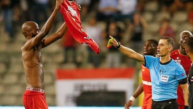 Fotbalista Antverp Didier Lamkel Zé ukazuje na obdiv svůj dres poté, co vstřelil gól a za následnou oslavu s fanoušky si nechal dát druhou žlutou kartu. Fotbalista Antverp Didier Lamkel Zé ukazuje na obdiv svůj dres poté, co vstřelil gól a za následnou oslavu s fanoušky si nechal dát druhou žlutou kartu.