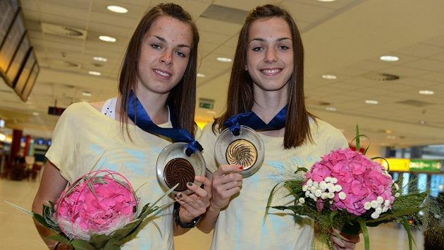 Bronzová Eliška (vlevo) a zlatá Anežka Drahotovy po návratu z juniorského mistrovství Evropy v Rieti. Bronzová Eliška (vlevo) a zlatá Anežka Drahotovy po návratu z juniorského mistrovství Evropy v Rieti.