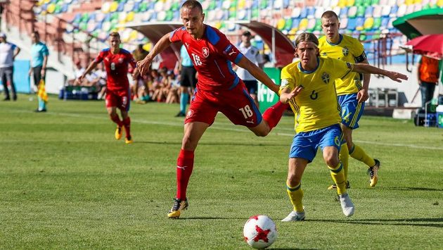 Česká devatenáctka vykročila do evropského šampionátu vítězně, neboť v Tbilisi porazila 2:1 Švédsko. Česká devatenáctka vykročila do evropského šampionátu vítězně, neboť v Tbilisi porazila 2:1 Švédsko.