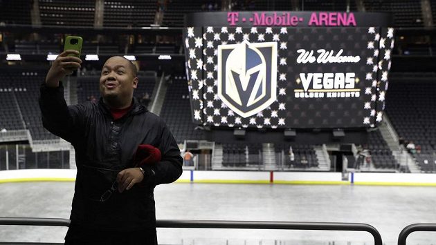 Jay Deogracias pořizuje selfie během představování nového klubu v NHL Vegas Golden Knights. Jay Deogracias pořizuje selfie během představování nového klubu v NHL Vegas Golden Knights.