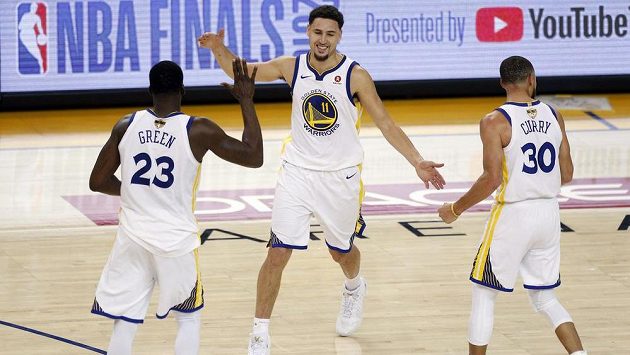 Basketbalisté Golden State Warriors Klay Thompson (11), Draymond Green (23) a Stephen Curry (30) v úvodním finále play off NBA. Basketbalisté Golden State Warriors Klay Thompson (11), Draymond Green (23) a Stephen Curry (30) v úvodním finále play off NBA.