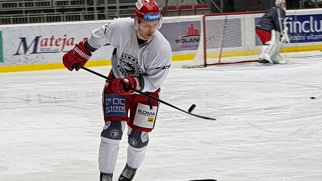 Hokejový útočník Petr Vrána už kouzlí s pukem v třineckém dresu. Hokejový útočník Petr Vrána už kouzlí s pukem v třineckém dresu.