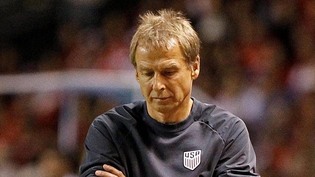 Zadumaný trenér Spojených států Jürgen Klinsmann. Zadumaný trenér Spojených států Jürgen Klinsmann.