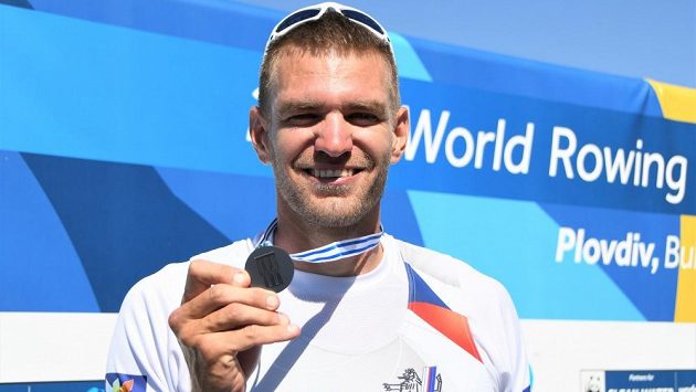 Ondřej Synek se světovým stříbrem, svojí patnáctou velkou medailí z vrcholné akce v řadě. Ondřej Synek se světovým stříbrem, svojí patnáctou velkou medailí z vrcholné akce v řadě.