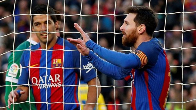 Barcelonští útočníci Lionel Messi (vpravo) a Luis Suárez oslavují gól proti Las Palmas. Barcelonští útočníci Lionel Messi (vpravo) a Luis Suárez oslavují gól proti Las Palmas.