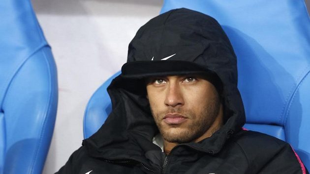 Zklamaný Neymar sedí na lavičce po porážce 2:3 na penalty ve finále francouzského ligového poháru proti Rennes. Zklamaný Neymar sedí na lavičce po porážce 2:3 na penalty ve finále francouzského ligového poháru proti Rennes.