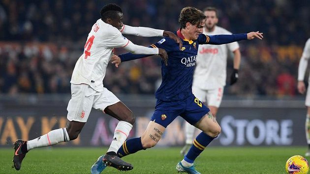 Nicolo Zaniolo (vpravo) z AS Řím a Blaise Matuidi z Juventusu. Nicolo Zaniolo (vpravo) z AS Řím a Blaise Matuidi z Juventusu.