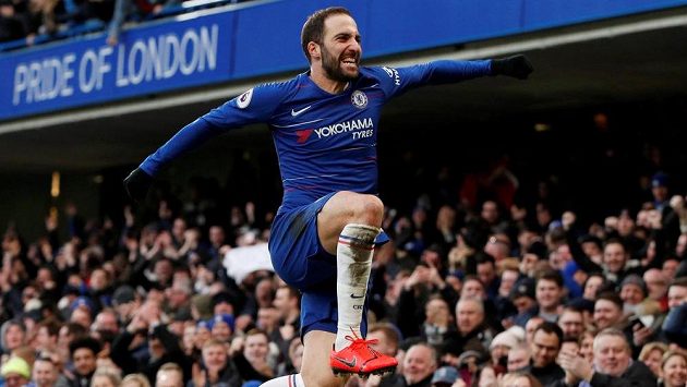 Gonzalo Higuaín z Chelsea se raduje z gólu proti Huddersfieldu. Gonzalo Higuaín z Chelsea se raduje z gólu proti Huddersfieldu.