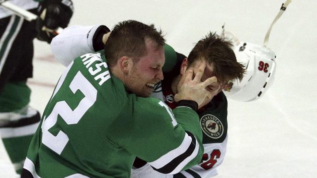 Útočník Dallasu Radek Faksa v pěstním souboji s obráncem Minnesoty Nickem Seelerem. Útočník Dallasu Radek Faksa v pěstním souboji s obráncem Minnesoty Nickem Seelerem.