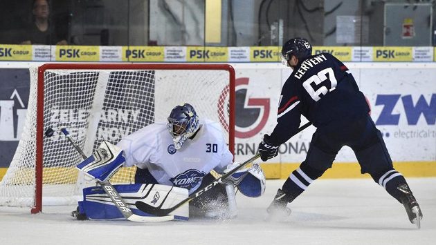 Brankář Brna Marek Langhamer v přípravném utkání čelí nájezdu Rudolfa Červeného z Bratislavy. Brankář Brna Marek Langhamer v přípravném utkání čelí nájezdu Rudolfa Červeného z Bratislavy.