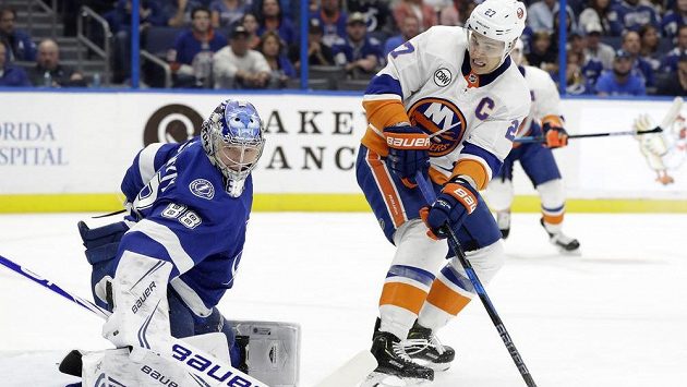 Brankář Tampy Andrej Vasilevskij na snímku zasahuje proti kapitánovi NY Islanders Andersi Leeovi v utkání NHL. Brankář Tampy Andrej Vasilevskij na snímku zasahuje proti kapitánovi NY Islanders Andersi Leeovi v utkání NHL.