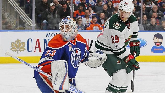 Útočník Minnesoty Jason Pominville před gólmanem Edmontonu Camem Talbotem. Útočník Minnesoty Jason Pominville před gólmanem Edmontonu Camem Talbotem.