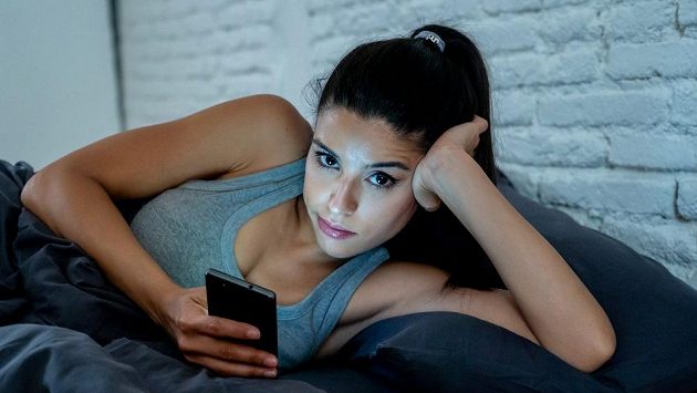 Pozdní aktivita na sociálních sítích může negativně ovlivňovat naše výkony. Pozdní aktivita na sociálních sítích může negativně ovlivňovat naše výkony.