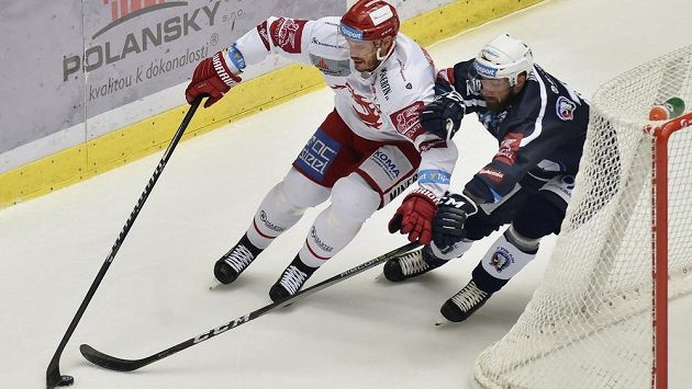 Lukáš Krajíček (vlevo) z Třince v souboji s Milanem Gulašem z Plzně. Lukáš Krajíček (vlevo) z Třince v souboji s Milanem Gulašem z Plzně.
