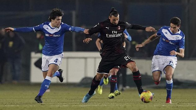 Zlatan Ibrahimovic (21) z AC Milán mezi hráči Brescie. Zlatan Ibrahimovic (21) z AC Milán mezi hráči Brescie.