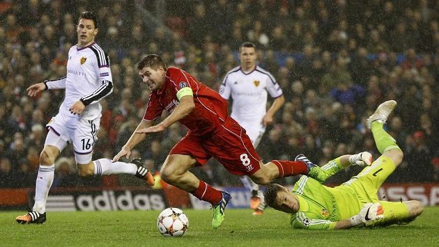 Brankář Basileje Tomáš Vaclík v souboji s liverpoolským Stevenem Gerrardem v duelu Ligy mistrů. Brankář Basileje Tomáš Vaclík v souboji s liverpoolským Stevenem Gerrardem v duelu Ligy mistrů.