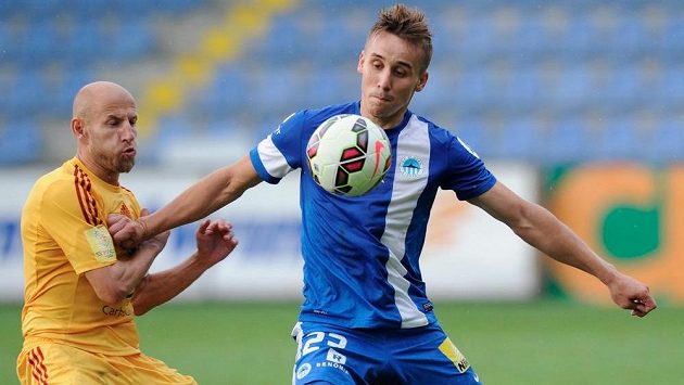 Liberecký Josef Šural (vpravo) v souboji se záložníkem Dukly Patrikem Gedeonem. Liberecký Josef Šural (vpravo) v souboji se záložníkem Dukly Patrikem Gedeonem.