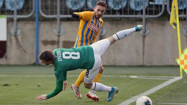 Zleva Jan Sýkora z Jablonce, Karol Mondek z Opavy v utkání 19. kola nejvyšší fotbalové soutěže. Zleva Jan Sýkora z Jablonce, Karol Mondek z Opavy v utkání 19. kola nejvyšší fotbalové soutěže.