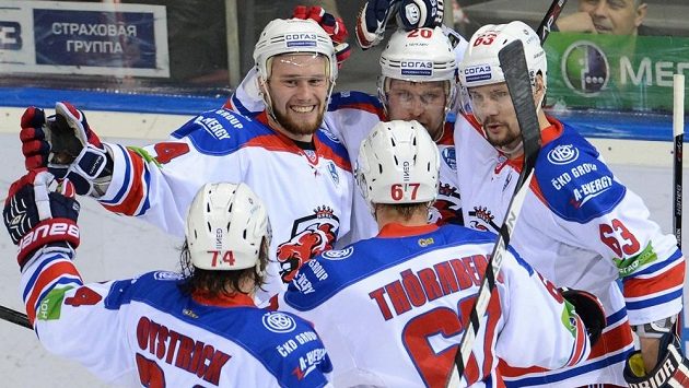 Hokejisté Lva Praha zleva Jiří Sekáč, Petr Vrána a Ondřej Němec se radují z první finálové výhry v Magnitogorsku. Hokejisté Lva Praha zleva Jiří Sekáč, Petr Vrána a Ondřej Němec se radují z první finálové výhry v Magnitogorsku.