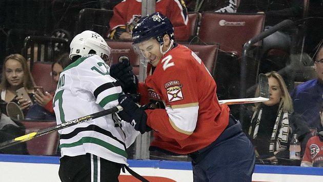 Obránce Floridy Josh Brown a útočník Dallasu Andrew Cogliano v souboji během úterního duelu NHL. Ilustrační foto. Obránce Floridy Josh Brown a útočník Dallasu Andrew Cogliano v souboji během úterního duelu NHL. Ilustrační foto.