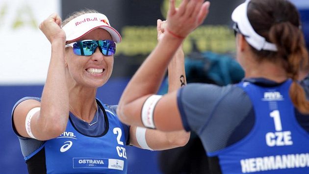 Barbora Hermannová a Markéta Nausch Sluková slaví triumf na turnaji Světového okruhu v Ostravě. Barbora Hermannová a Markéta Nausch Sluková slaví triumf na turnaji Světového okruhu v Ostravě.