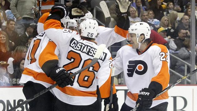Hokejisté Philadelphie se radují z gólu na ledě Pittsburghu. Vpravo obránce Luke Schenn. Hokejisté Philadelphie se radují z gólu na ledě Pittsburghu. Vpravo obránce Luke Schenn.