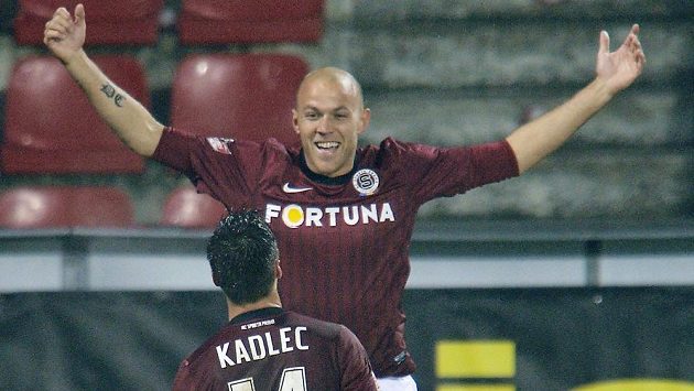 Václav Kadlec a střelec Roman Bednář ze Sparty se radují z gólu proti Slovácku. Václav Kadlec a střelec Roman Bednář ze Sparty se radují z gólu proti Slovácku.
