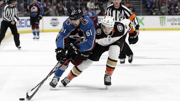 Český útočník Colorada Martin Kaut (vlevo) v souboji s Brendonenm Guhlem z Anaheimu v zápase NHL. Český útočník Colorada Martin Kaut (vlevo) v souboji s Brendonenm Guhlem z Anaheimu v zápase NHL.