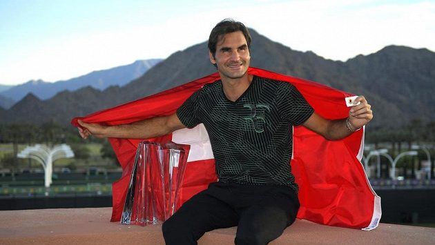 Roger Federer s trofejí a švýcarskou vlajkou po výhře v Indian Wells. Roger Federer s trofejí a švýcarskou vlajkou po výhře v Indian Wells.