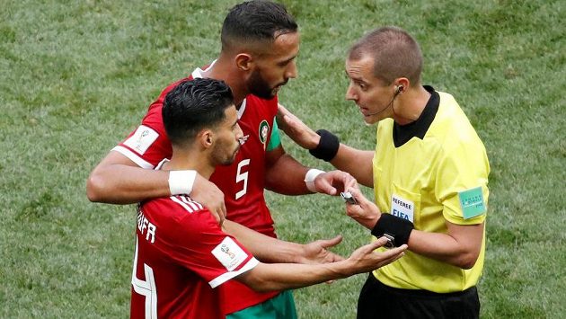 Fotbalisté Maroka diskutují s rozhodčím Markem Geigerem, který pískal jejich zápas MS s Portugalskem. Měli výhrady k jeho výrokům. Fotbalisté Maroka diskutují s rozhodčím Markem Geigerem, který pískal jejich zápas MS s Portugalskem. Měli výhrady k jeho výrokům.