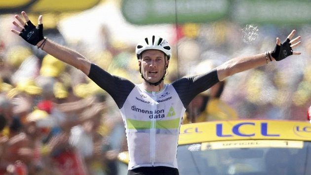 Brit Stephen Cummings se raduje na Tour z triumfu v první pyrenejské etapě. Brit Stephen Cummings se raduje na Tour z triumfu v první pyrenejské etapě.