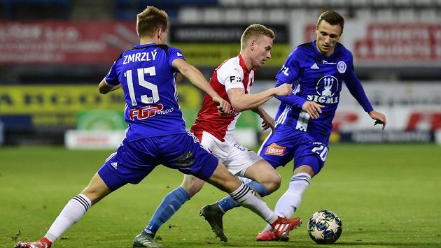 Ondřej Zmrzlý z Olomouce, Petr Ševčík ze Slavie a Šimon Falta z Olomouce v akci během utkání nejvyšší fotbalové soutěže. Ondřej Zmrzlý z Olomouce, Petr Ševčík ze Slavie a Šimon Falta z Olomouce v akci během utkání nejvyšší fotbalové soutěže.