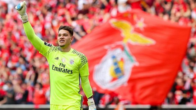 Brazilský brankář Ederson se pravděpodobně stane nejdražším fotbalovým gólmanem v historii. Brazilský brankář Ederson se pravděpodobně stane nejdražším fotbalovým gólmanem v historii.