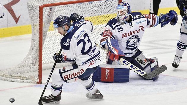 Zleva Ondřej Roman z Vítkovic a brankář Miroslav Svoboda z Vítkovic. Zleva Ondřej Roman z Vítkovic a brankář Miroslav Svoboda z Vítkovic.