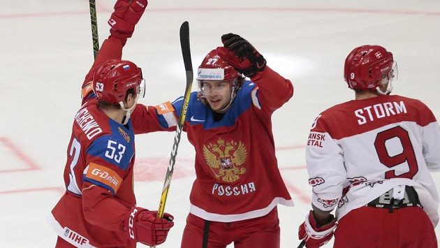 Rusové Aleksej Marčenko (vlevo) a Artěmij Panarin se radují z gólu proti Dánsku, vpravo Frederik Storm. Rusové Aleksej Marčenko (vlevo) a Artěmij Panarin se radují z gólu proti Dánsku, vpravo Frederik Storm.
