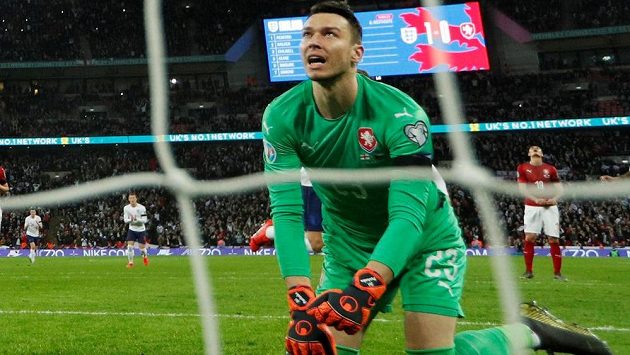 Jiří Pavlenka po druhém inkasovaném gólu od Angličanů. Jiří Pavlenka po druhém inkasovaném gólu od Angličanů.