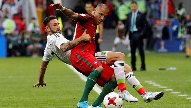 Mexičan Miguel Layun (vlevo) a Portugalec Ricardo Quaresma. Mexičan Miguel Layun (vlevo) a Portugalec Ricardo Quaresma.