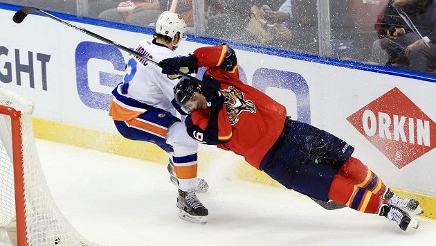 Centr Floridy Aleksander Barkov (16) v duelu play off NHl proti New Yorku Islanders. Centr Floridy Aleksander Barkov (16) v duelu play off NHl proti New Yorku Islanders.
