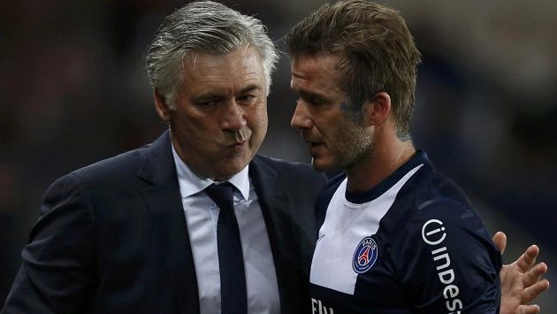 Trenér Carlo Ancelotti při pařížském loučení s Davidem Beckhamem. Trenér Carlo Ancelotti při pařížském loučení s Davidem Beckhamem.