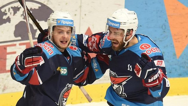 Zleva Adam Raška a střelec Petr Koblasa z Chomutova se radují z prvního gólu v Třinci. Zleva Adam Raška a střelec Petr Koblasa z Chomutova se radují z prvního gólu v Třinci.