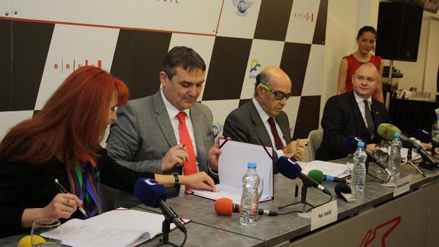 Úsměvy po podpisu smlouvy s novým promotérem Dormou. Zleva Ivana Ulmanová, Petr Vokřál, Carmelo Ezpeleta a Michal Hašek - archivní snímek. Úsměvy po podpisu smlouvy s novým promotérem Dormou. Zleva Ivana Ulmanová, Petr Vokřál, Carmelo Ezpeleta a Michal Hašek - archivní snímek.