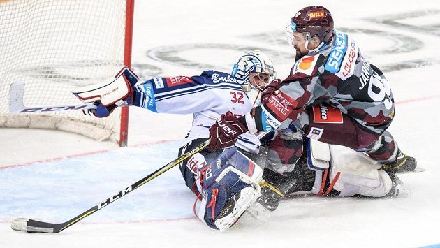 Útočník Sparty Praha Richard Jarůšek překonává brankáře Vítkovic Patrika Bartošáka během nájezdů v utkání extraligy. Sparta nájezdy nakonec vyhrála. Útočník Sparty Praha Richard Jarůšek překonává brankáře Vítkovic Patrika Bartošáka během nájezdů v utkání extraligy. Sparta nájezdy nakonec vyhrála.