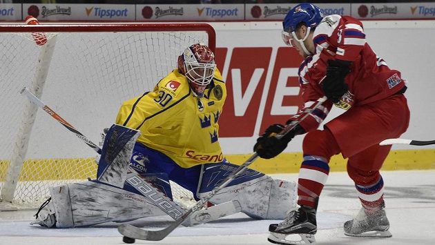 Útočník David Pastrňák před švédským brankářem Viktorem Fasthem, který nechybí v nominaci na MS. Útočník David Pastrňák před švédským brankářem Viktorem Fasthem, který nechybí v nominaci na MS.