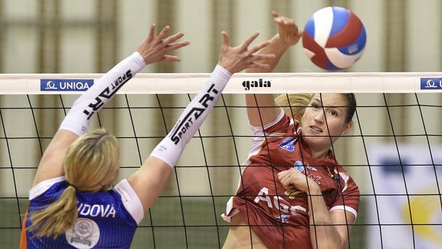 Zleva Katarína Dudová z Olomouce a Laura Emontsová z Prostějova. Zleva Katarína Dudová z Olomouce a Laura Emontsová z Prostějova.